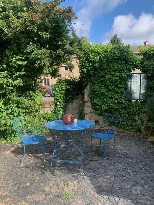 Jardin de l'établissement La Grange avec Jacuzzi