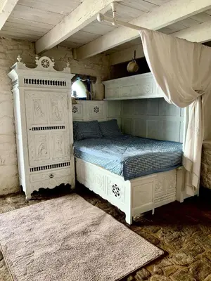 Un ou plusieurs lits dans un hébergement de l'établissement La Grange avec Jacuzzi