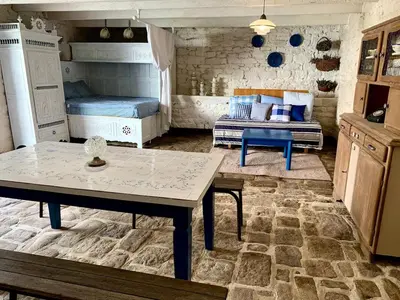 Cuisine ou kitchenette dans l'établissement La Grange avec Jacuzzi
