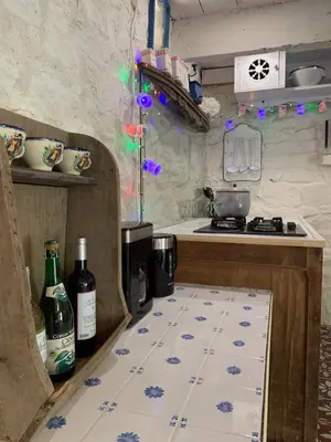 Cuisine ou kitchenette dans l'établissement La Grange avec Jacuzzi