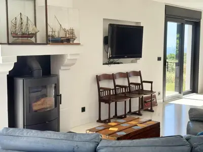 Télévision ou salle de divertissement dans l'établissement Villa Kermilon sea view and quiet 12p