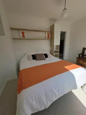 Un ou plusieurs lits dans un hébergement de l'établissement charmante maison a 300 m de la plage et du GR 34