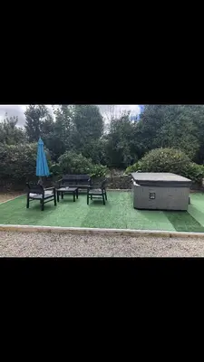 Jardin de l'établissement Petite maison de campagne avec jacuzzi