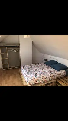 Un ou plusieurs lits dans un hébergement de l'établissement Petite maison de campagne avec jacuzzi