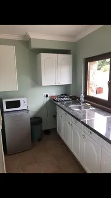 Cuisine ou kitchenette dans l'établissement Petite maison de campagne avec jacuzzi