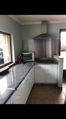Cuisine ou kitchenette dans l'établissement Petite maison de campagne avec jacuzzi