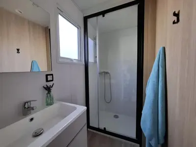 Salle de bains dans l'établissement Camping 4 étoiles - Parc aquatique - ccbbiei