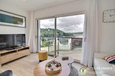 Télévision ou salle de divertissement dans l'établissement Maison vue mer avec SPA au Dourduff en mer