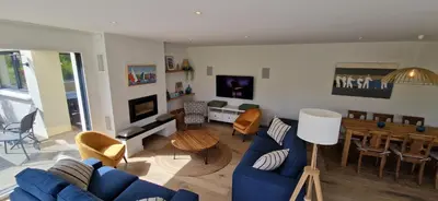 Télévision ou salle de divertissement dans l'établissement Le Garros - Maison familiale calme 300m des plages