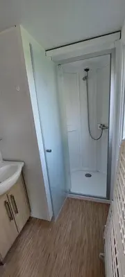 Salle de bains dans l'établissement Mobil home 6 pers, dans Camping 4 Etoiles, 3ch, grande terrasse couverte