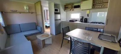 Cuisine ou kitchenette dans l'établissement Mobil home 6 pers, dans Camping 4 Etoiles, 3ch, grande terrasse couverte