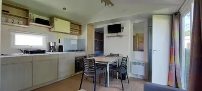 Cuisine ou kitchenette dans l'établissement Mobil home 6 pers, dans Camping 4 Etoiles, 3ch, grande terrasse couverte