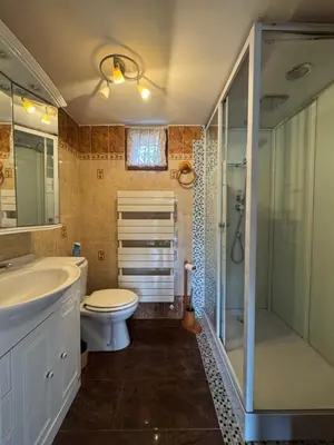 Salle de bains dans l'établissement Gîtes du phénix