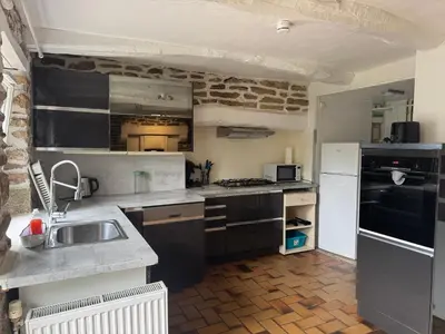 Cuisine ou kitchenette dans l'établissement Gîtes du phénix