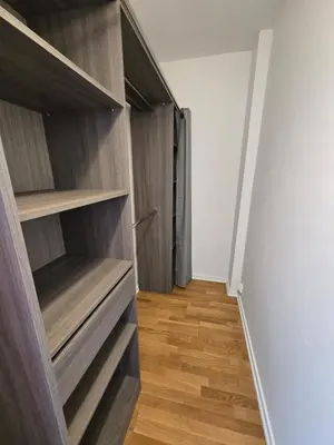 Bibliothèque dans l'appartement