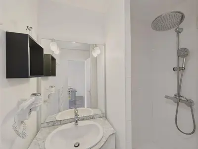 Salle de bains dans l'établissement 200m plage - duplex pour 2 adultes, 2 enfants