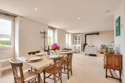 Coin salon dans l'établissement Gîte de vacances pour 6 avec jardin - 800 m plage