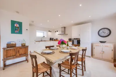 Cuisine ou kitchenette dans l'établissement Gîte de vacances pour 6 avec jardin - 800 m plage