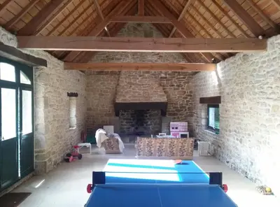 Télévision ou salle de divertissement dans l'établissement Belle villa en bord de mer à 5 minutes à pied d'une plage de sable fin