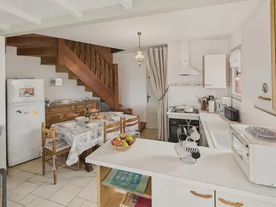Cuisine ou kitchenette dans l'établissement Face au port - 350m plage - maison pour 6