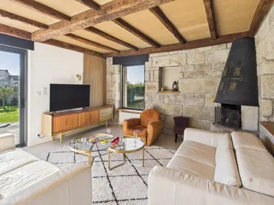 Télévision ou salle de divertissement dans l'établissement Vue rivière - grande maison et jardin pour 10
