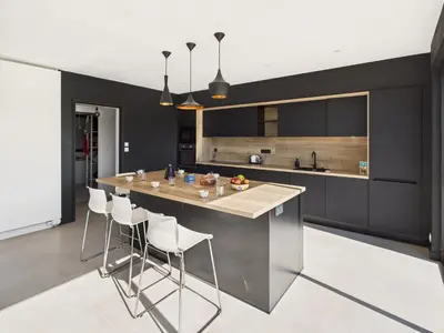 Cuisine ou kitchenette dans l'établissement Vue rivière - grande maison et jardin pour 10