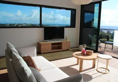 Télévision ou salle de divertissement dans l'établissement Marie Galante - vue mer et jardin