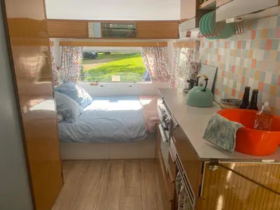 Cuisine ou kitchenette dans l'établissement Major Tom