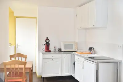 Cuisine ou kitchenette dans l'établissement petit studio, Tout équipé, canapé lit