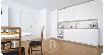 Cuisine ou kitchenette dans l'établissement AU PIED DE LA MER AU COEUR DE LA STATION bel appartement contemporain