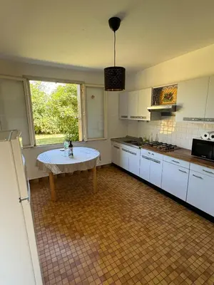Cuisine ou kitchenette dans l'établissement Maison trois chambres en impasse