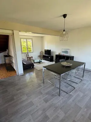 Télévision ou salle de divertissement dans l'établissement Maison trois chambres en impasse