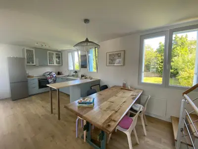 Cuisine ou kitchenette dans l'établissement Maison de vacances à pied de la plage du Trez Hir - confort, calme & océan