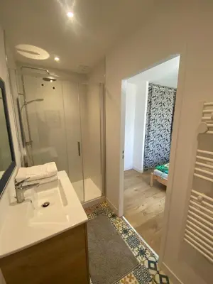 Salle de bains dans l'établissement Maison de vacances à pied de la plage du Trez Hir - confort, calme & océan