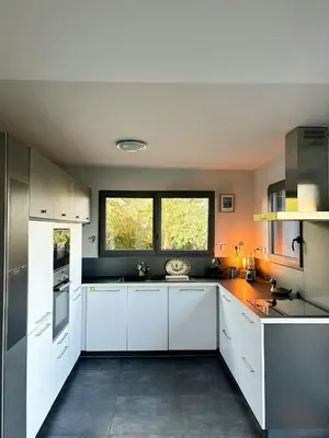 Cuisine ou kitchenette dans l'établissement Contemporary Haven On The Breton Coast