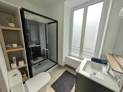 Salle de bains dans l'établissement Chaleureux T3 Duplex Centre - 10 min de la gare à pied