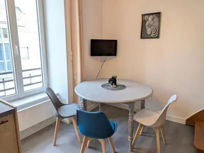 Télévision ou salle de divertissement dans l'établissement Chaleureux T3 Duplex Centre - 10 min de la gare à pied