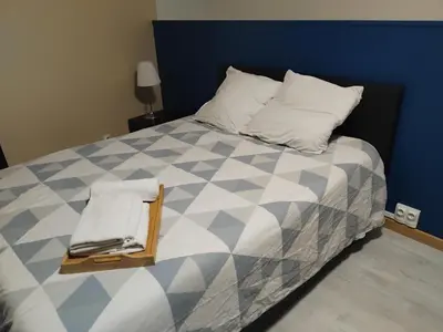 Un ou plusieurs lits dans un hébergement de l'établissement Duplex Brest Pilier Rouge avec internet et TV dans la chambre et le salon