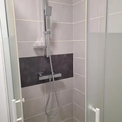 Salle de bains dans l'établissement Duplex Brest Pilier Rouge avec internet et TV dans la chambre et le salon