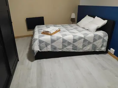 Un ou plusieurs lits dans un hébergement de l'établissement Duplex Brest Pilier Rouge avec internet et TV dans la chambre et le salon