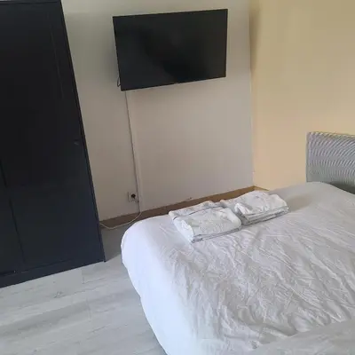 Un ou plusieurs lits dans un hébergement de l'établissement Duplex Brest Pilier Rouge avec internet et TV dans la chambre et le salon