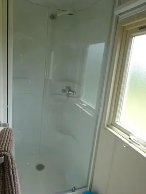 Salle de bains dans l'établissement Roulotte Bigoudenne