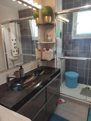 Salle de bains dans l'établissement Tréornou