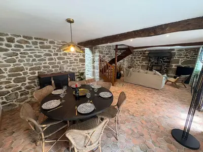 Coin salon dans l'établissement Le Rumorvan - Magnifique maison en pierre renovee