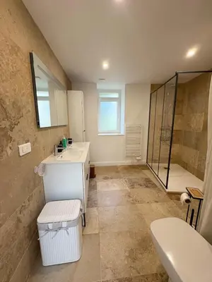 Salle de bains dans l'établissement Le Rumorvan - Magnifique maison en pierre renovee