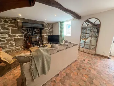 Télévision ou salle de divertissement dans l'établissement Le Rumorvan - Magnifique maison en pierre renovee
