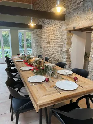 Coin salon dans l'établissement Grande maison 20 min plage, 14 personnes, 5 SDB, literie grand confort