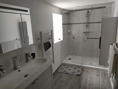 Salle de bains dans l'établissement Périphérie landerneau