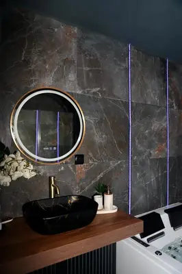 Salle de bains dans l'établissement LoveRoom La Petite Suite avec SPA