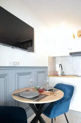 Cuisine ou kitchenette dans l'établissement LoveRoom La Petite Suite avec SPA
